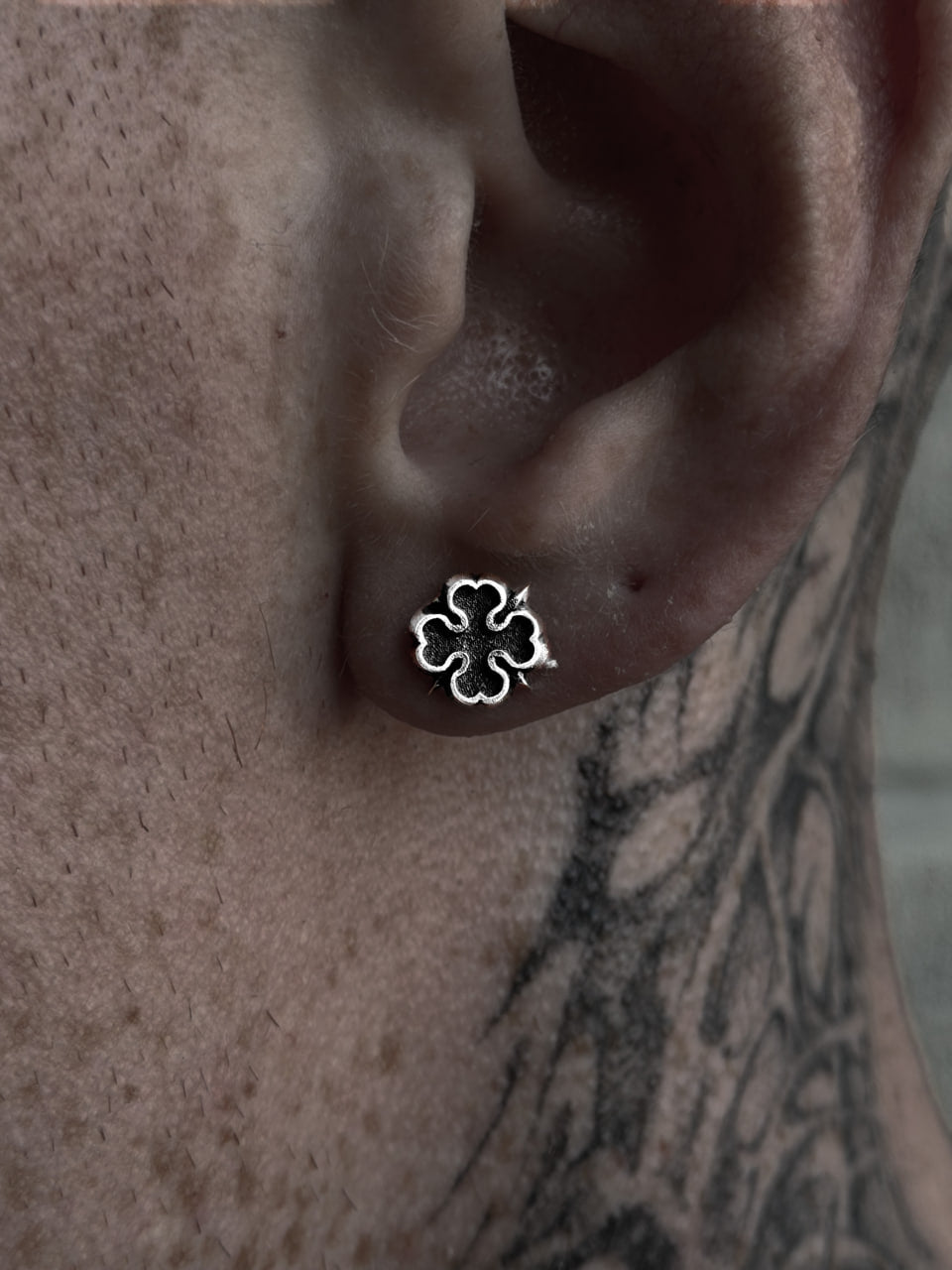COMTE EARRINGS BLACK