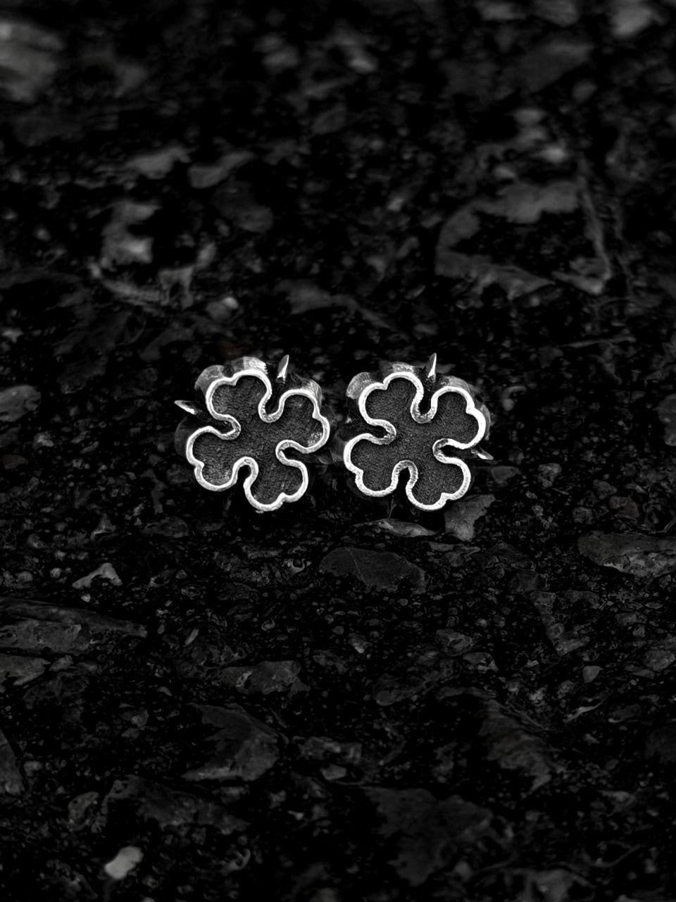 COMTE EARRINGS BLACK
