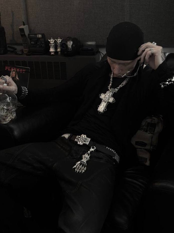 KNIGHTS GLOVE KEYCHAIN