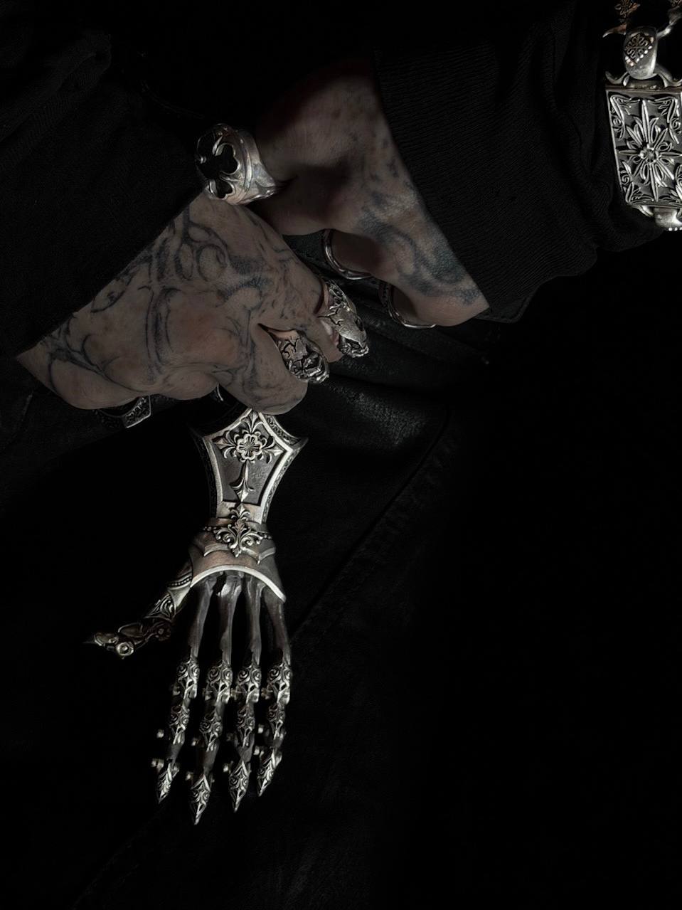 KNIGHTS GLOVE KEYCHAIN